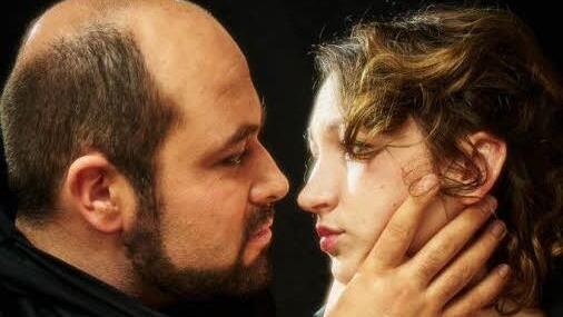 Patrick L. Schmitz als Othello und Aline Joers als Desdemona  Foto: Matthias Weinberger
