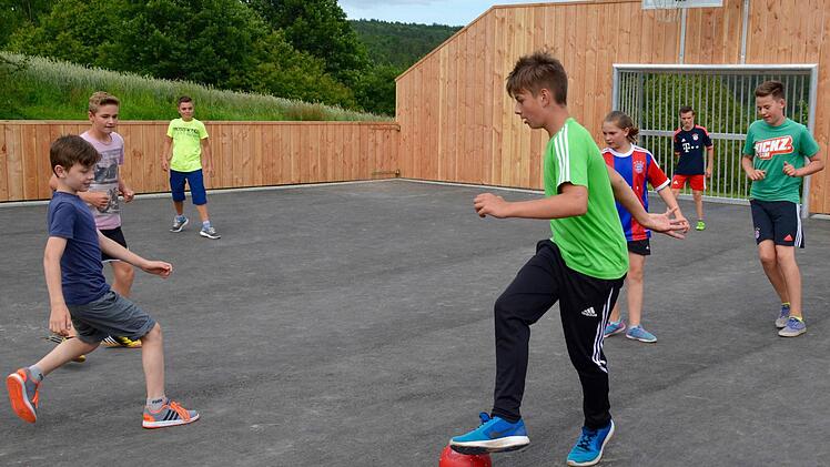 Die neue Oehrberger Multifunktionsspielfläche ist bei den Kindern und Jugendlichen im Ort schon sehr beliebt. Täglich treffen sich Justus (am Ball) und seine Freunde hier zum Fußballspielen.