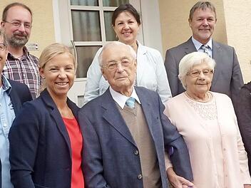 Vorne (v. l.) Schwiegersohn Andreas Bauer, Tochter Silke Woletz-Bauer, Jubilar Friedrich Woletz, Ehefrau Lieselotte, Enkelin Sophie, hinten Gemeindereferent Andreas Roderer, 2. Bürgermeisterin Angela Hofmann, Landratsstellvertreter Gerhard Wunder. Foto: K.- H. Hofmann