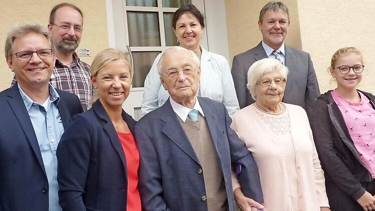 Vorne (v. l.) Schwiegersohn Andreas Bauer, Tochter Silke Woletz-Bauer, Jubilar Friedrich Woletz, Ehefrau Lieselotte, Enkelin Sophie, hinten Gemeindereferent Andreas Roderer, 2. Bürgermeisterin Angela Hofmann, Landratsstellvertreter Gerhard Wunder. Foto: K.- H. Hofmann