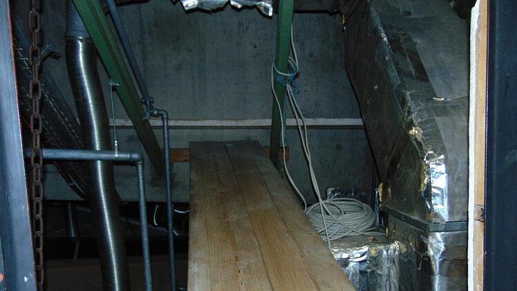 Es muss in den Deckenzwischenräumen gearbeitet werden. Petra Malbrich