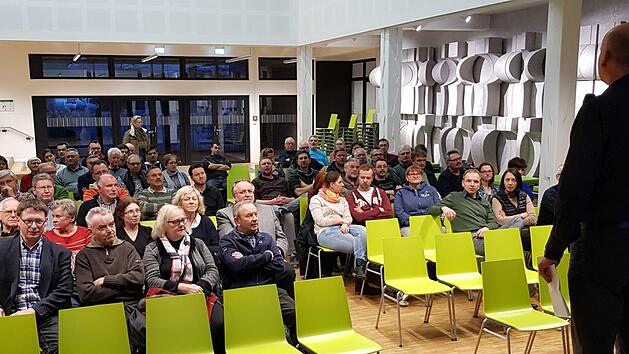 Über 100 Bürger aus Knetzgau und der Umgebung kamen am Mittwochabend in die Aula der Dreiberg-Schule, um sich die ersten konkreteren Ideen für ein Maininformationszentrum anzusehen. Bürgermeister Stefan Paulus freute dieses große Interesse-Brigitte Krause