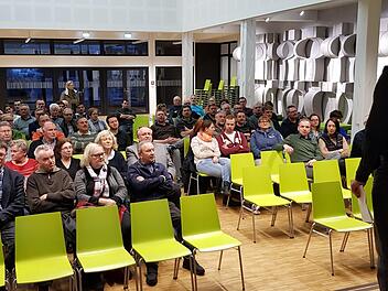 Über 100 Bürger aus Knetzgau und der Umgebung kamen am Mittwochabend in die Aula der Dreiberg-Schule, um sich die ersten konkreteren Ideen für ein Maininformationszentrum anzusehen. Bürgermeister Stefan Paulus freute dieses große Interesse-Brigitte Krause