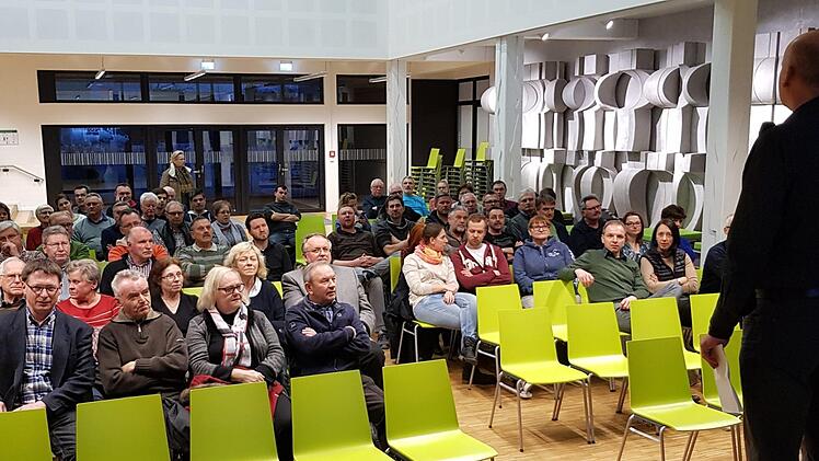Über 100 Bürger aus Knetzgau und der Umgebung kamen am Mittwochabend in die Aula der Dreiberg-Schule, um sich die ersten konkreteren Ideen für ein Maininformationszentrum anzusehen. Bürgermeister Stefan Paulus freute dieses große Interesse-Brigitte Krause