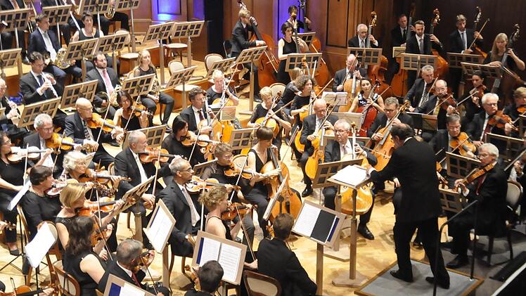 Das Bayerische Ärzteorchester unter der musikalischen Leitung von Reinhard Steinberg bei seinem Konzert anlässlich des 50-jährigen Orchesterbestehens im Großen Saal des Regentenbaues. Peter Klopf