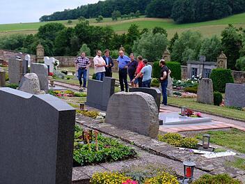 Die Räte von Wartmannsroth besichtigten den Windheimer Friedhof. Gerd Schaar