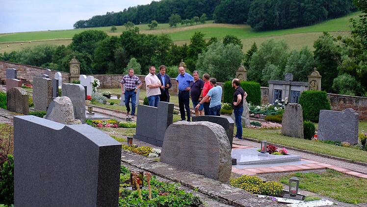 Die Räte von Wartmannsroth besichtigten den Windheimer Friedhof. Gerd Schaar