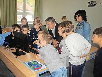 Begeistert erklären die Schüler Bürgermeister Gerhard Wunder die neuen Computer und Monitore. Rechts Förderlehrerin Birgit Gold.  Foto: Susanne Deuerling
