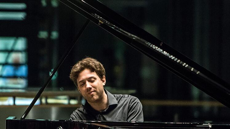 Zu Gast in Coburg bei der Gesellschaft der Musikfreunde: Der Pianist Benjamin Moser beeindruckte die Zuhörer bei seinem Solo-Abend im HUK-Foyer.Foto: Jochen Berger