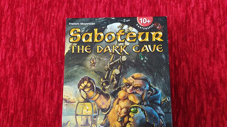 Spiele-Test Saboteur-The Dark Cave: kartenbasiertes Tunnel-Legespiel mit Fantasy-Setting