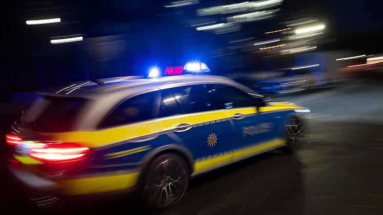 Raser fl&uuml;chtet vor Polizei - Verfolgungsjagd endet mit Totalschaden