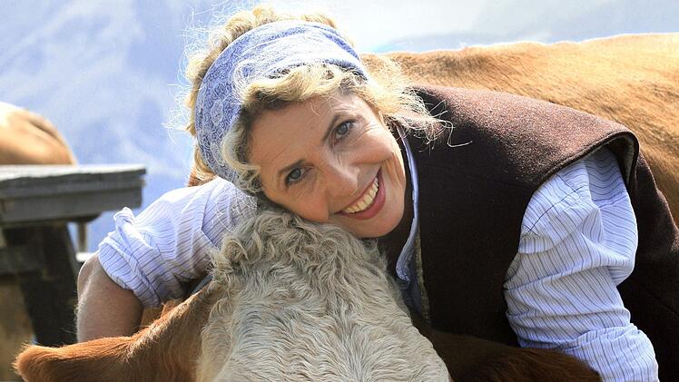 Ariane Ostler (Michaela May) ist "Eine Sennerin zum Verlieben". Sie selbst liebt ihre K&uuml;he und ihre Alm.