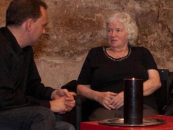 Ingrid U. aus Norddeutschland gab im Bamberger Jazzkeller dem Filmemacher Ralph Kiening Einblick in ihr bewegtes Leben. Foto: Stefan Drexler