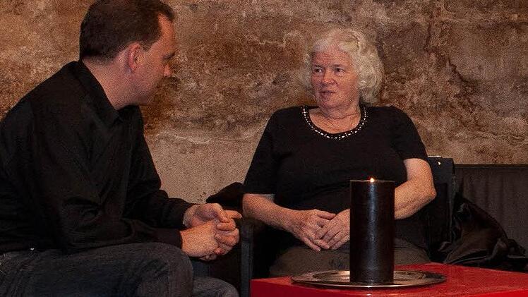 Ingrid U. aus Norddeutschland gab im Bamberger Jazzkeller dem Filmemacher Ralph Kiening Einblick in ihr bewegtes Leben. Foto: Stefan Drexler