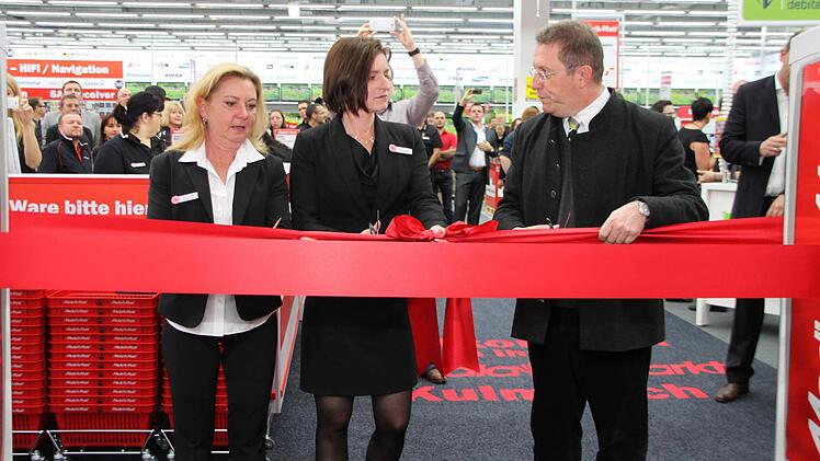 OB Henry  Schramm,  Elke Farniok  (Mitte) und Petra  Kohler  von Media  Markt schneiden das rote Band durch.