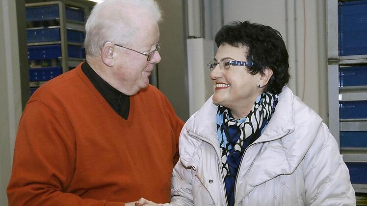 Ortsbeauftragte Gabriele Ebert dankt Hans-Dieter Böhmer für seine Spende.