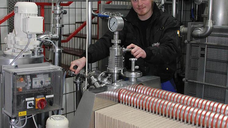 Robert Smith kennt sich bei den zahlreichen Apparaturen in der Brauerei aus.