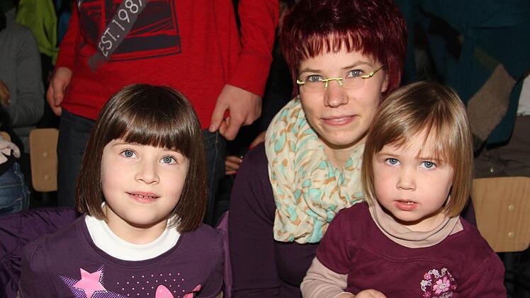 Alina Kunzelmann (6) kam mit ihrer kleinen Schwester Leonie (3) und ihrer Mama Sabrina in die Vorstellung. Foto: Sonja Adam