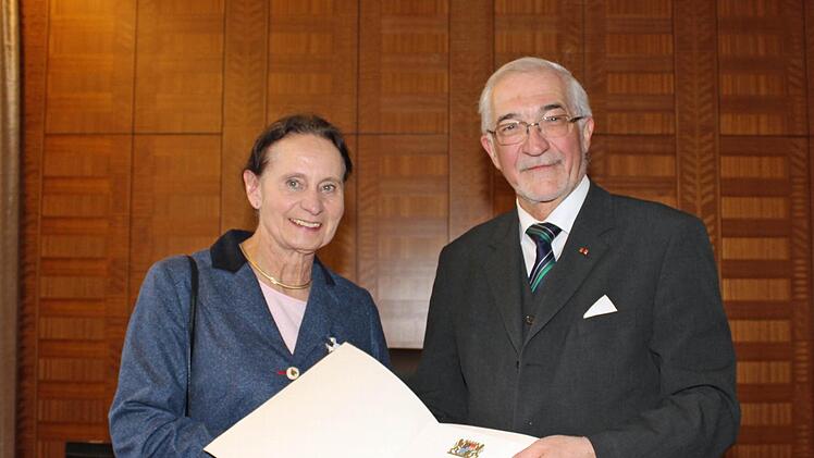 Doris Bürger-Brix hat von Regierungspräsident Paul Beinhofer das Steckkreuz für besondere Verdienste um die Deutshe lbens-Rettungs-Gesellschaft überreicht bekommen. Foto: Regierung von Unterfranken