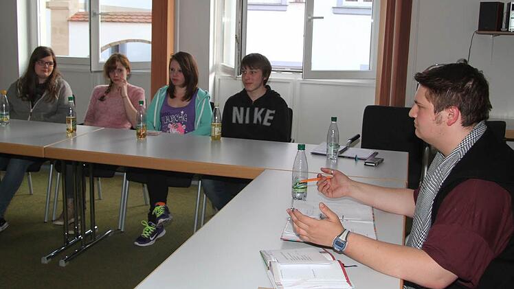 Versiert koordinierte Jonas Gleich die Sitzung. Im Hintergrund die Delegation aus Rugendorf (von rechts) Sebastian Wunder (16), Alicia Wunder (17), Jasmin Heusinger (14) und Melanie Heusinger (17). Foto: Sonja Adam