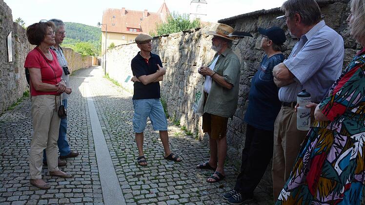 Es gibt viel zu erzählen über Pflanzen und Tiere in der Stadt (von links Sophie Rauschmann, verdeckt Gottfried Hummel und Jochen Willecke (4.v.li) Foto: Assmann