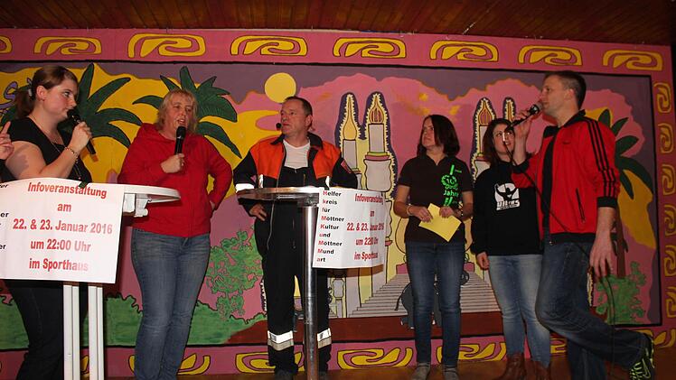 Dorfgeschehen (von links: Veronika Erb, Ute Becker, Rudi Will, Bettina Kraus, Lena Möller, Markus Bug)  Foto: Birgit Will