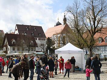 Die Sonne lockte ein paar Besucher mehr auf den Rathausplatz Foto: Carmen Schwind