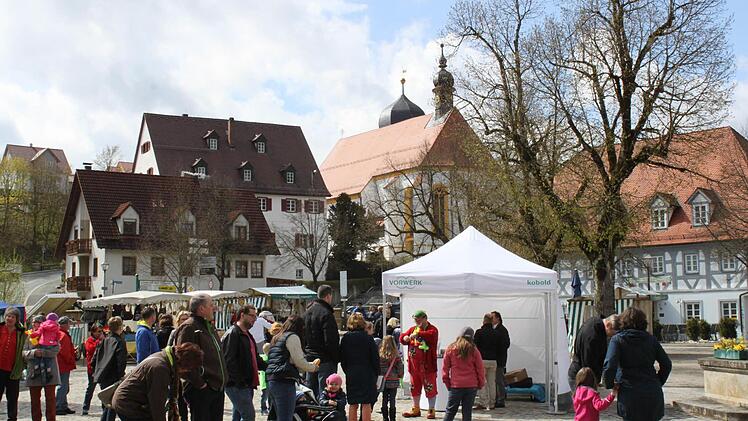 Die Sonne lockte ein paar Besucher mehr auf den Rathausplatz Foto: Carmen Schwind