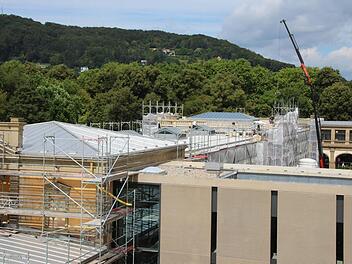 Vorher, nachher: Während auf dem Pavillon links noch keine Balustrade hat, ist sie auf dem Treppenhaus hinten schon zum Teil montiert. Foto: Ralf Ruppert