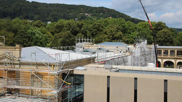Vorher, nachher: Während auf dem Pavillon links noch keine Balustrade hat, ist sie auf dem Treppenhaus hinten schon zum Teil montiert. Foto: Ralf Ruppert