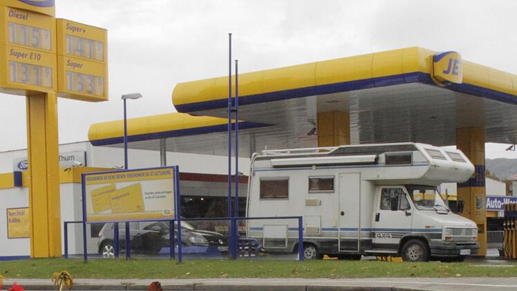 Das Wohnmobil des Festgenommenen an der Tankstelle im Forchheimer Norden Foto: Josef Hofbauer