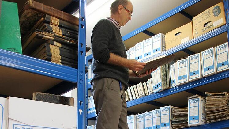 Gräfendorfs Gemeindearchivar Hans Georg Herch in seinem Reich. Foto: Björn Kohlhepp