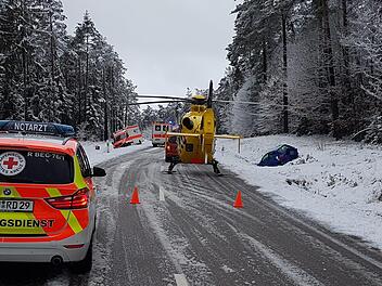 Unfallserie bei Unterschwaningen bei Dinkelsbühl. Auch ein Rettungswagen war beteiligt. Fotos: News5/Haag