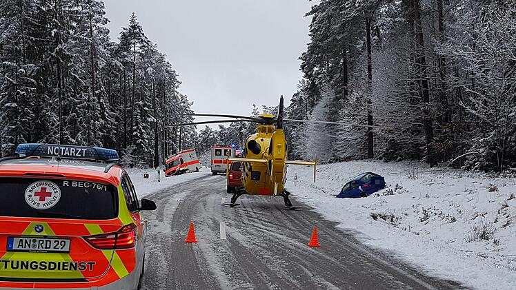 Unfallserie bei Unterschwaningen bei Dinkelsbühl. Auch ein Rettungswagen war beteiligt. Fotos: News5/Haag
