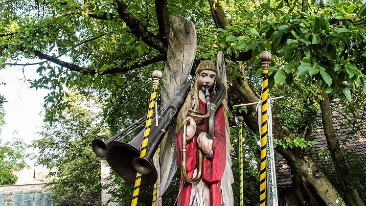 Friedensengel vor St. Laurentius in MeederFoto Jochen Berger