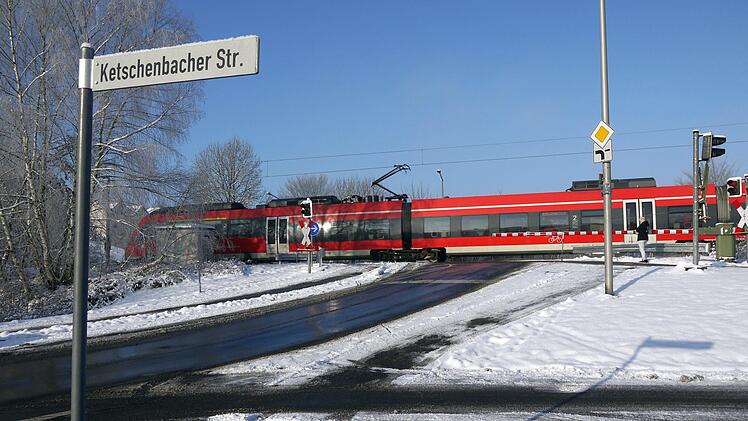 Liegt auf Eis: Der Bahnübergang in der Ketschenbacher Straße in Neustadt bei Coburg wird wohl noch bis mindestens  ins Jahr 2020 so bleiben, wie er heute schon ist.Berthold Köhler