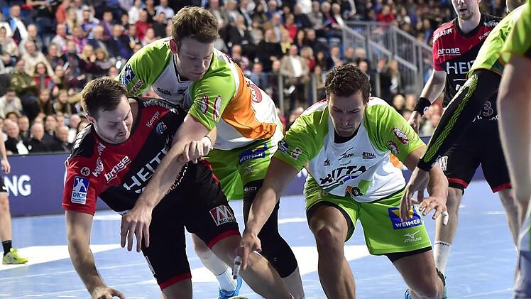 Erlangens Jonas Th&uuml;mmler (l.) und Lenny Rubin  k&auml;mpfen um den Ball