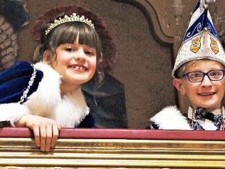 Stolz vertraten sie die Farben des Steinwiesener Faschings in Veitshöchheim: Prinzessin Ida I. und Prinz Moritz I. hatten aus ihrer Loge einen tollen Blick auf die Bühne. Fotos: Frank Smettane/Anna Feil
