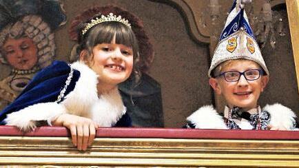 Stolz vertraten sie die Farben des Steinwiesener Faschings in Veitshöchheim: Prinzessin Ida I. und Prinz Moritz I. hatten aus ihrer Loge einen tollen Blick auf die Bühne. Fotos: Frank Smettane/Anna Feil