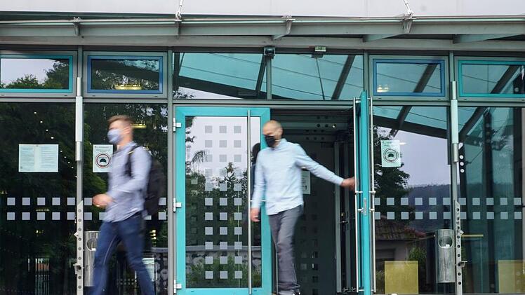 Die Masken gehören, wie hier am Kaspar-Zeuß-Gymnasium, weiter zum Schulalltag dazu - wie lange noch, das lässt sich im Moment nicht absehen. Foto: Bastian Sünkel