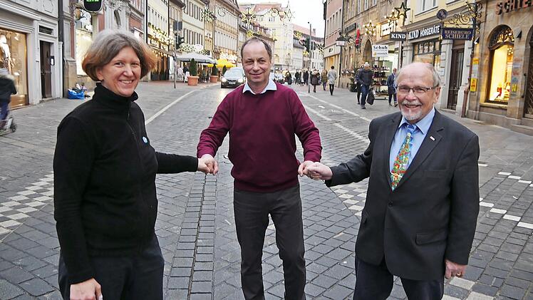 F&uuml;r seinen Einsatz zugunsten der Langen Stra&szlig;e dankten Catharina Beyer (neue Sprecherin der IG, links) und Pius Schiele (weiterhin Sprecher, rechts) dem scheidenden Benedikt D&uuml;mig.