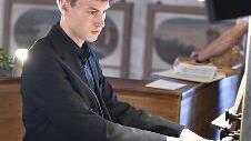 Ivo Schwinn aus Königsberg wird am 8. Dezember um 18.30 Uhr die Mühleisenorgel in Königsberg mit Kompositionen zur Adventszeit erklingen lassen.