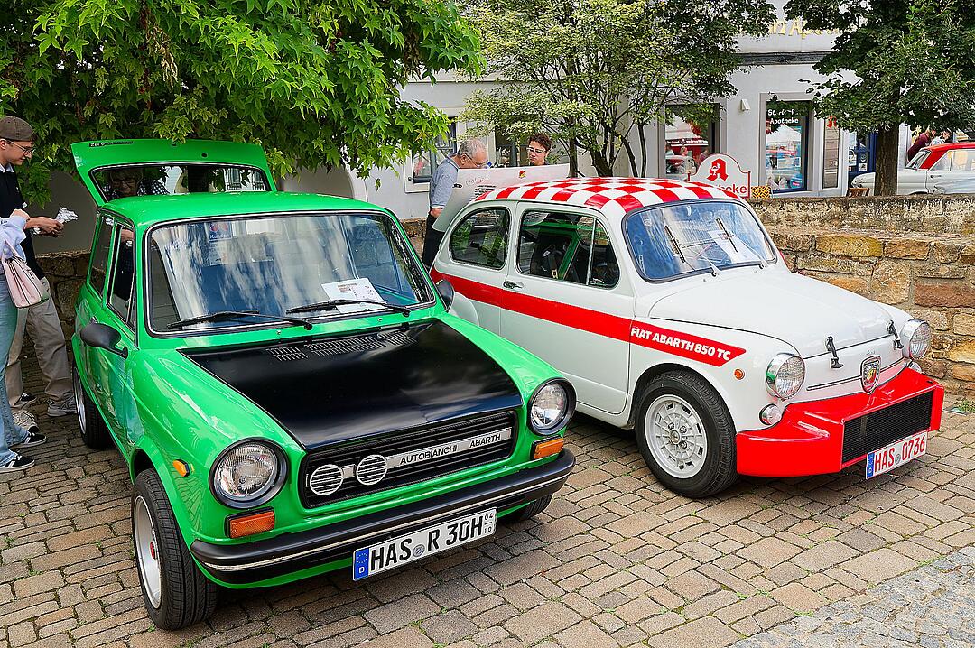 Historische Automobile und Motorräder