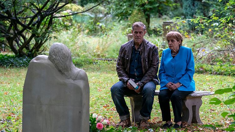 Angela (Katharina Thalbach) und Bestatter Kurt Kunkel (Sven Martinek) trauern am Grab von Kunkels vor langer Zeit verungl&uuml;ckter Ehefrau. Der Witwer hat den Grabstein eigenh&auml;ndig gestaltet.