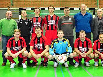 Der FC Bad Brückenau ist Hallenkreismeister im Futsal mit (hinten, von links): Heribert Jakobsche, Daniel Gleißner, Philipp Jakobsche, Burkhard Schüßler, Torwart-Trainer Marco Reinisch, Rainer Lochmüller, Michael Ritter sowie (vorne, von links) Alex Krämer, Florian Jakobsche, Alex Gartung, Jaroslav Mierzwiak und Erol Sevinc. Foto: as