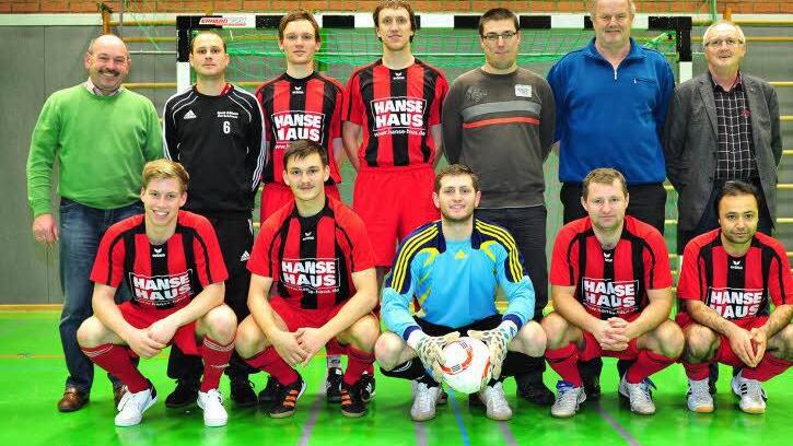 Der FC Bad Brückenau ist Hallenkreismeister im Futsal mit (hinten, von links): Heribert Jakobsche, Daniel Gleißner, Philipp Jakobsche, Burkhard Schüßler, Torwart-Trainer Marco Reinisch, Rainer Lochmüller, Michael Ritter sowie (vorne, von links) Alex Krämer, Florian Jakobsche, Alex Gartung, Jaroslav Mierzwiak und Erol Sevinc. Foto: as