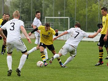 Der Sander Andre Karmann (Nr. 7) spitzelt hier gerade noch dem Amberger Andreas Graml (5. von links) den Ball vom Fuß, so dass Stefan Nöthling (Nr. 3) nicht mehr einzugreifen braucht. Von rechts der Sander Maximilian Göbhard und der Amberger Benjamin Werner. Foto: Günther Geiling
