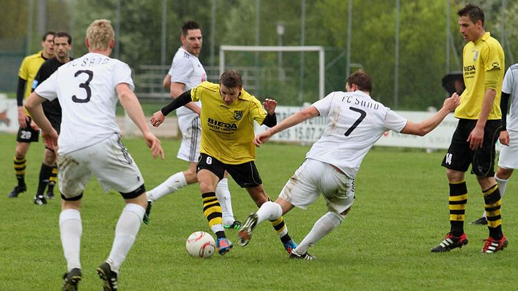 Der Sander Andre Karmann (Nr. 7) spitzelt hier gerade noch dem Amberger Andreas Graml (5. von links) den Ball vom Fuß, so dass Stefan Nöthling (Nr. 3) nicht mehr einzugreifen braucht. Von rechts der Sander Maximilian Göbhard und der Amberger Benjamin Werner. Foto: Günther Geiling