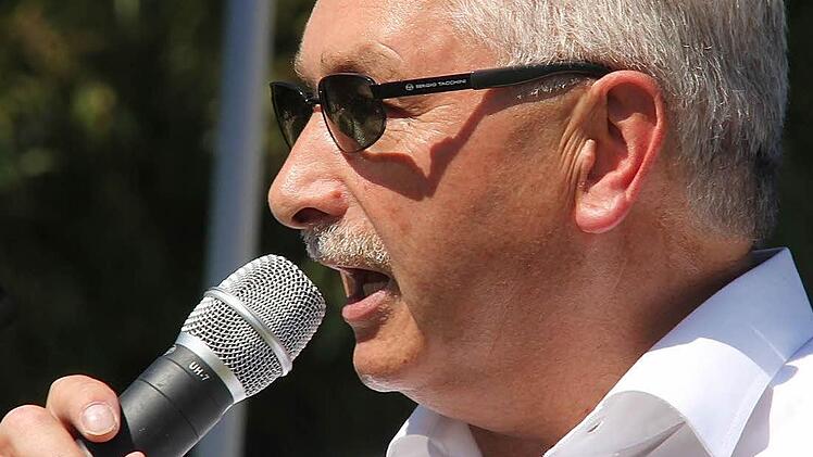 Fuchsstadts Bürgermeister Peter Hart gratuliert.