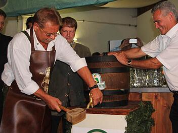 Zwei Schläge benötigte Bürgermeister Wolfgang Beiergrößlein (2. v. l.), dann lief das Bier. Mit im Bild (v. l.): Schützenmeister Frank Jungkunz, Gampertbräu-Geschäftsführer Christian Höfner und Landrat Oswald Marr.Fotos: Corinna Igler